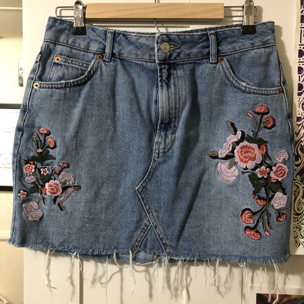TOPSHOP Jean skirt w/ pink flowers